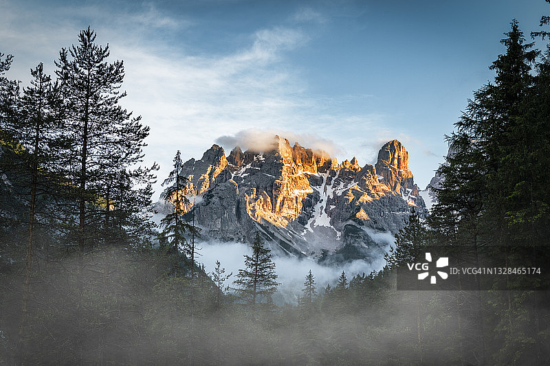 意大利多洛米蒂山脉的克里斯塔洛山日落图片素材
