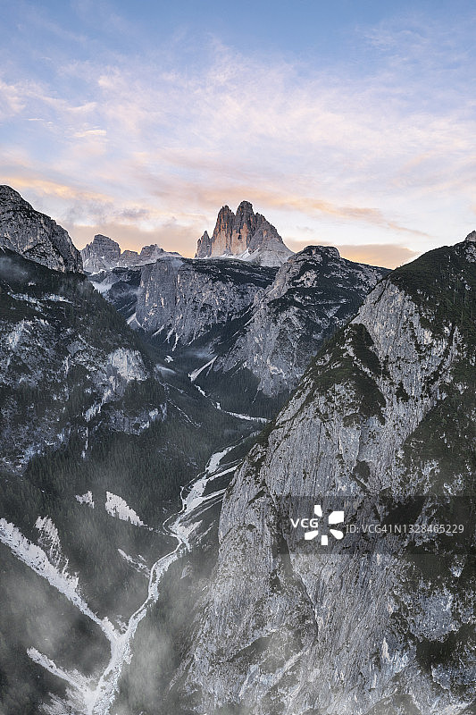 多洛米蒂拉瓦莱多三峰的鸟瞰图图片素材