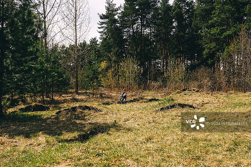 在特殊赛道上骑平衡车的小男孩图片素材