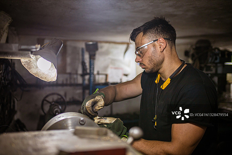 车工在金属加工车间操作铣床图片素材