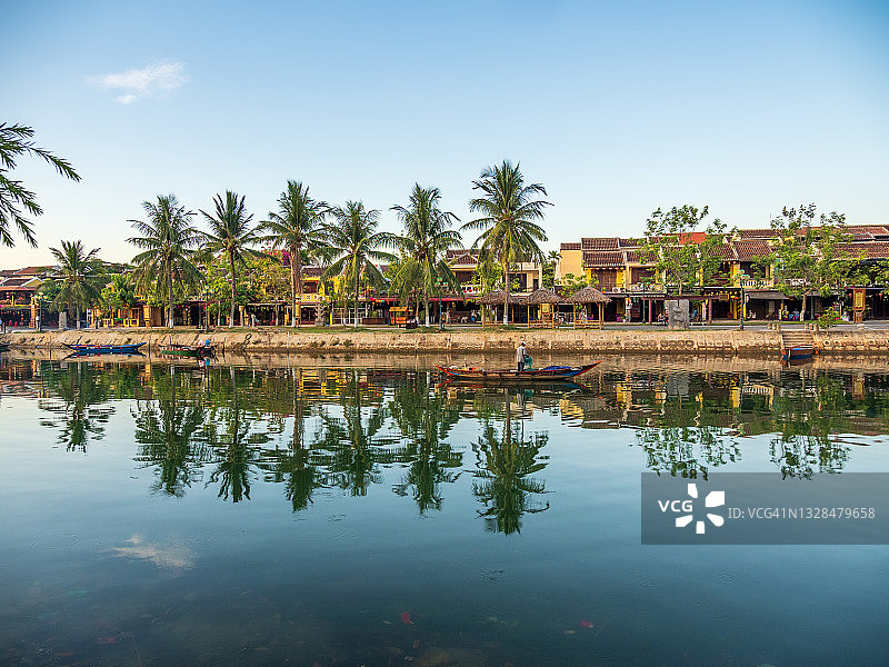 在河里钓鱼图片素材