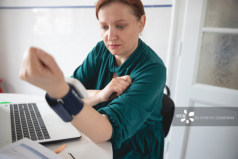 在家测量血压的焦虑女性图片素材