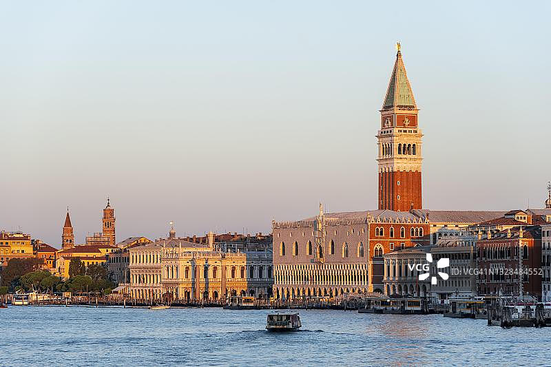 意大利威尼斯总督宫与钟楼的傍晚景色图片素材