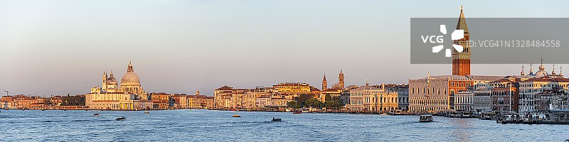 威尼斯圣玛利亚 della Salute 大教堂和总督宫的傍晚图片素材