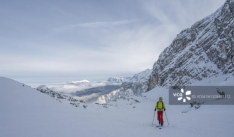 在德国巴伐利亚阿尔卑斯山加米施-帕滕基兴滑雪旅行的年轻男人图片素材