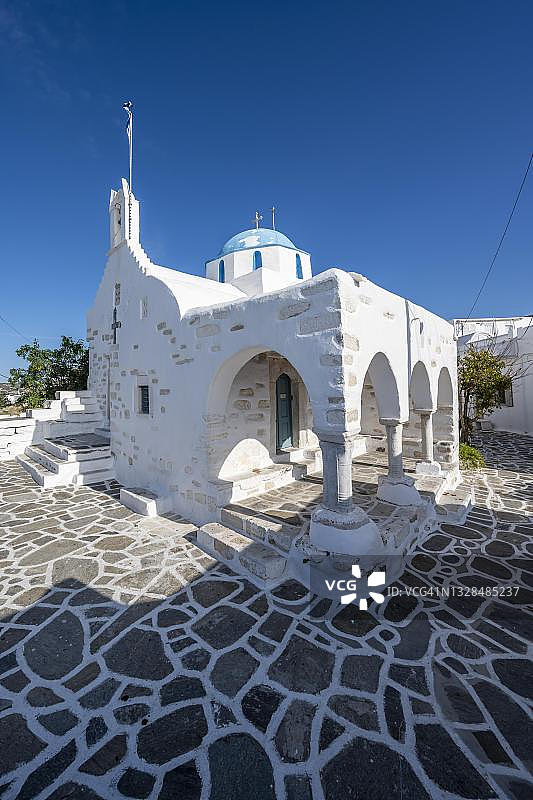 希腊帕罗斯岛帕里基亚的圣尼古拉斯蓝白色希腊东正教教堂图片素材