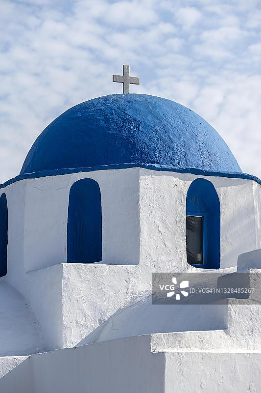 希腊帕罗斯岛帕里基亚的圣尼古拉斯蓝白色希腊东正教教堂图片素材