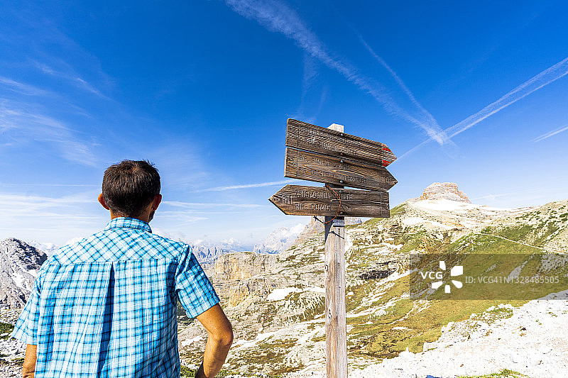 在塞斯托多洛米蒂山脉查看徒步路线的快乐男人图片素材