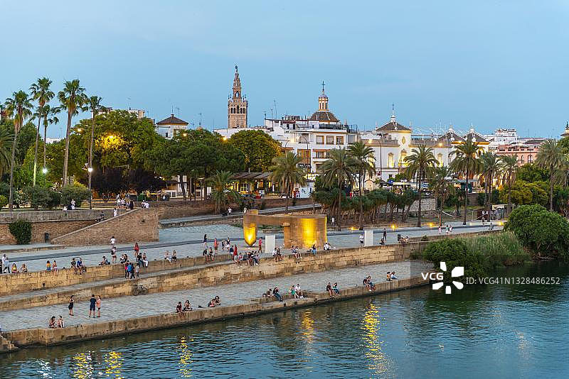 瓜达尔基维尔河盐码头及宽容纪念碑，远处是吉拉尔达，蓝色时刻，塞维利亚，安达卢西亚，西班牙图片素材