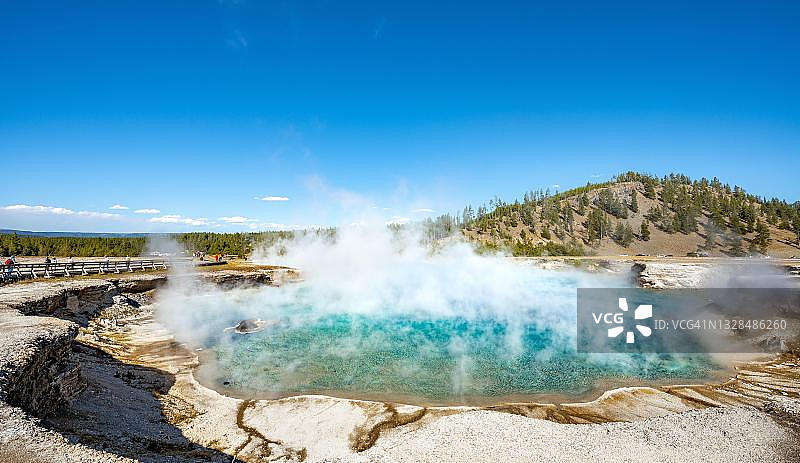 黄石国家公园的沸腾绿松石温泉，美国怀俄明州图片素材
