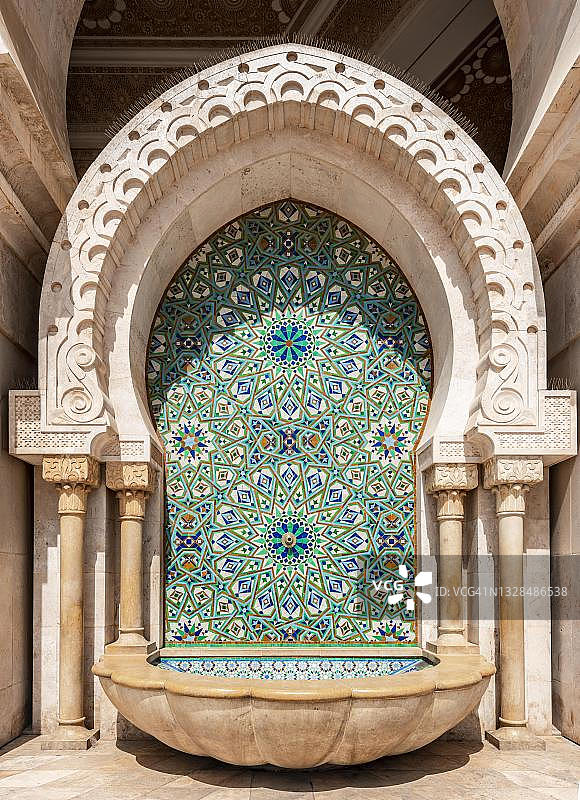 带有马赛克和装饰的华丽喷泉，哈桑二世清真寺，摩洛哥卡萨布兰卡图片素材