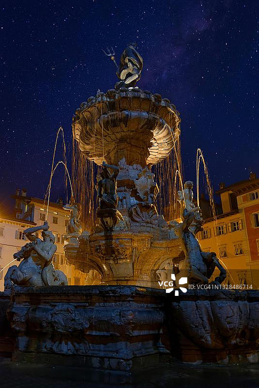 意大利特伦托主教座堂广场的星空海神喷泉图片素材
