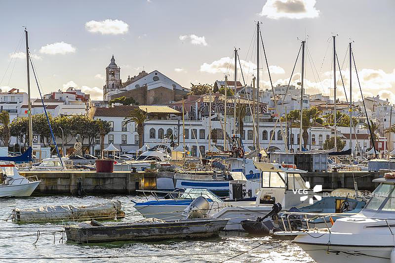 葡萄牙阿尔加维拉各斯码头的老城区船只图片素材