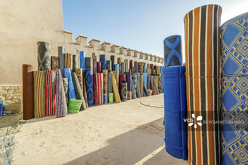 摩洛哥阿加迪尔的北非露天市场上出售的塑料地毯卷图片素材
