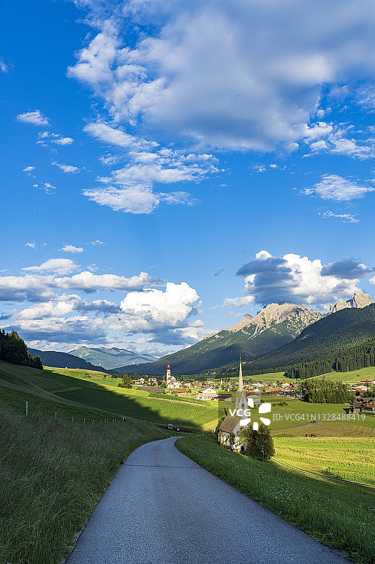 普斯特里亚河谷维拉巴萨的绿色草地，多洛米蒂图片素材