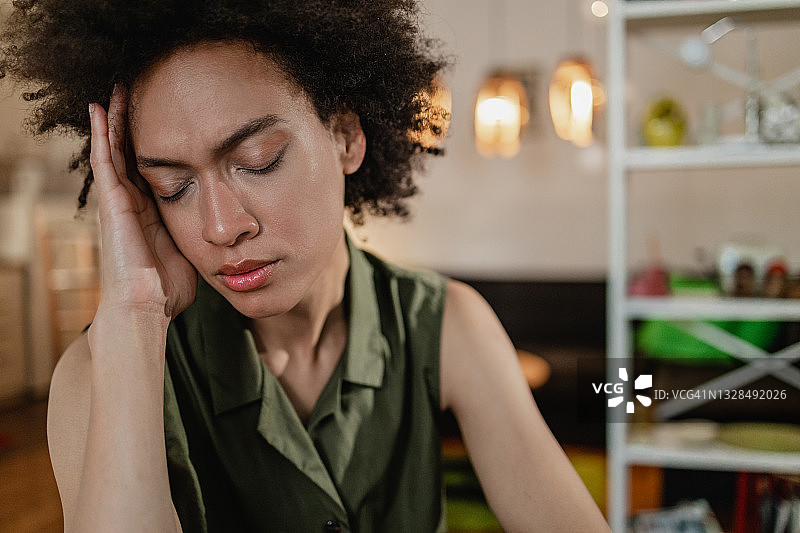 在家头痛图片素材