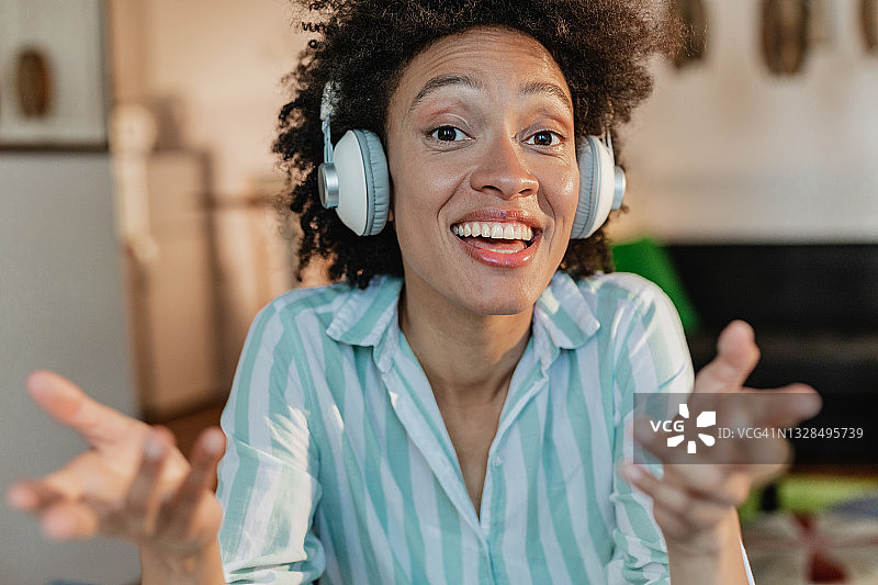 混血女人在视频通话中用手势交流图片素材