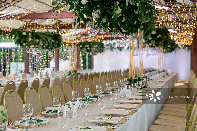 用鲜花花环和蜡烛装饰的漂亮露台图片素材