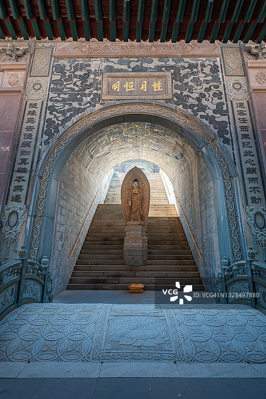 中国山西五台山竹林寺的古建筑和佛教雕像图片素材