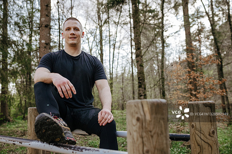 健身教练在公园户外人像图片素材