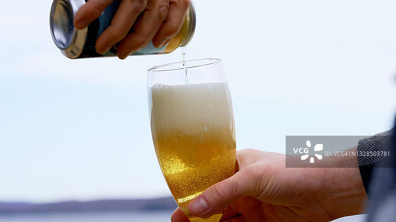 倒入一杯冰镇啤酒图片素材