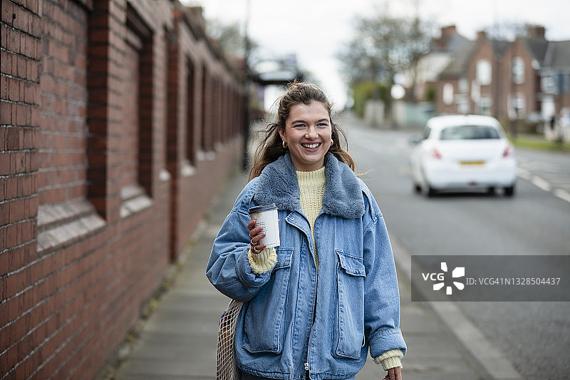 上班途中喝咖啡图片素材