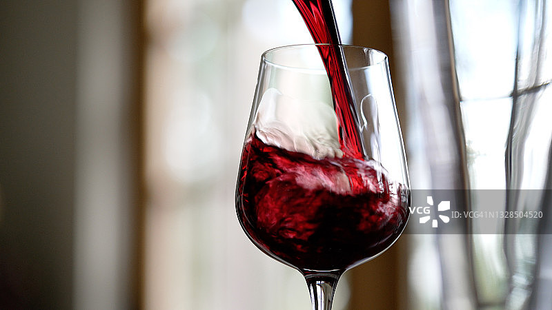 红酒倒入酒杯中图片素材