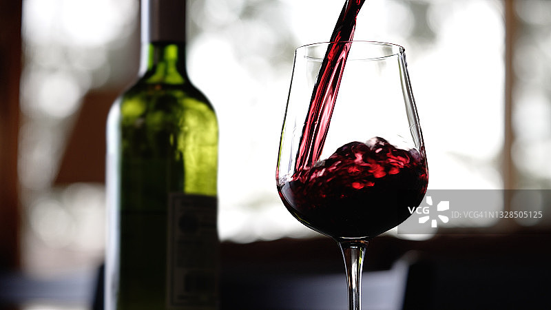 红酒倒入酒杯中图片素材