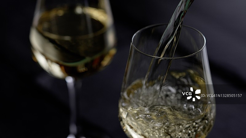 白葡萄酒倒入酒杯中图片素材
