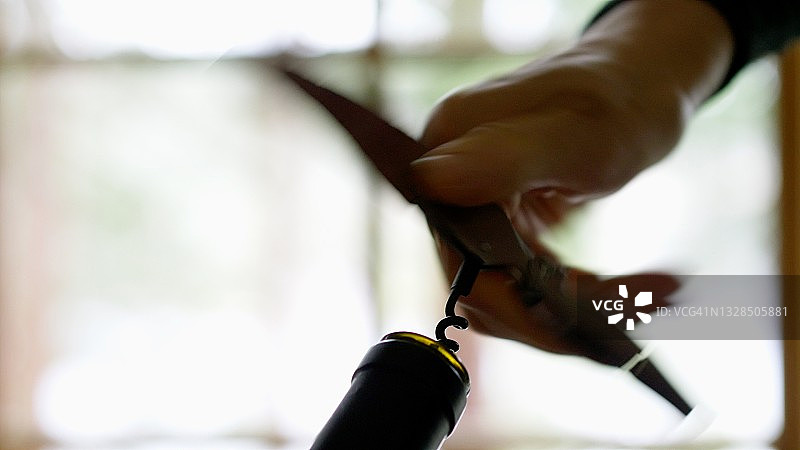 从葡萄酒瓶中取出的软木塞图片素材