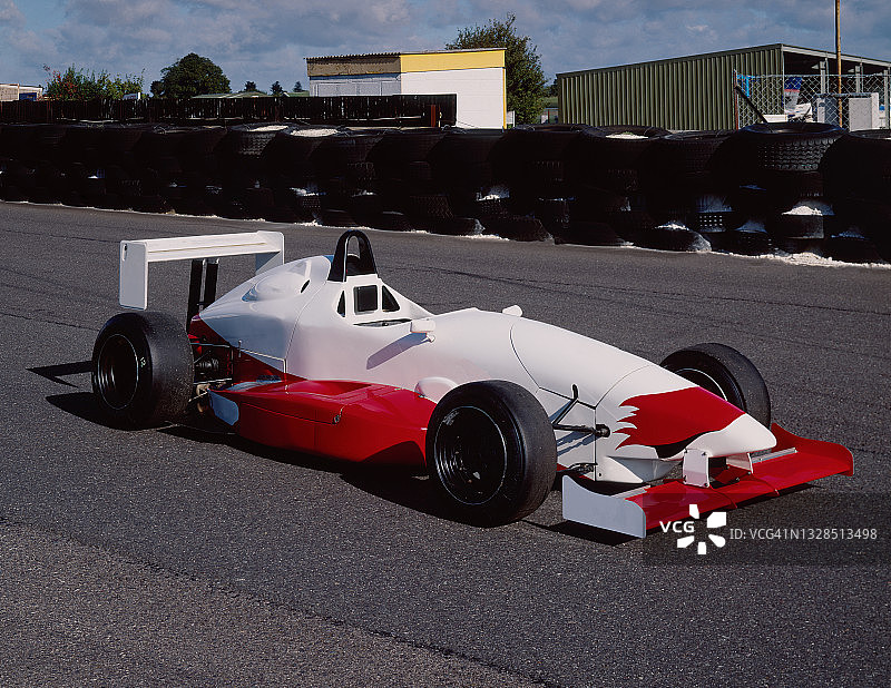 赛道上的红白色旧赛车图片素材