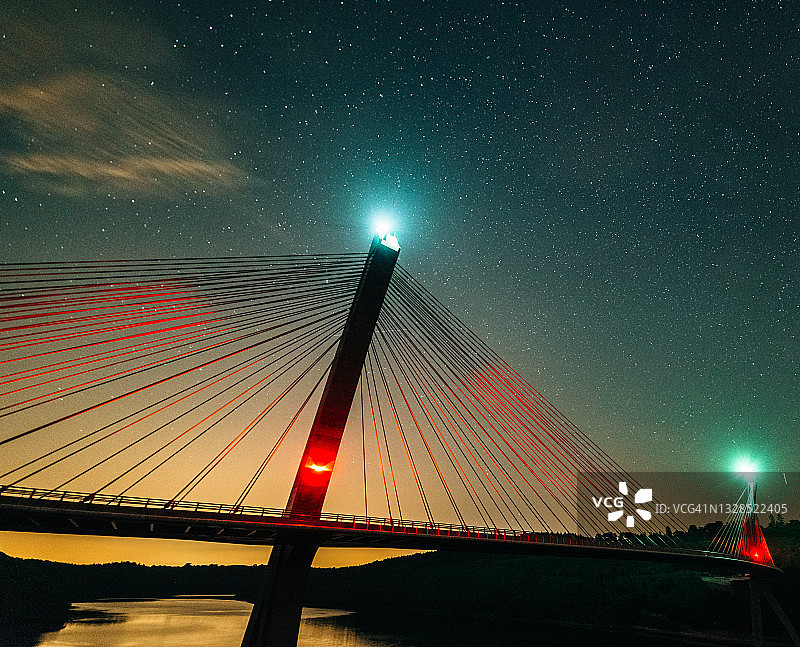 法国布列塔尼泰雷内兹大桥夜景照片图片素材