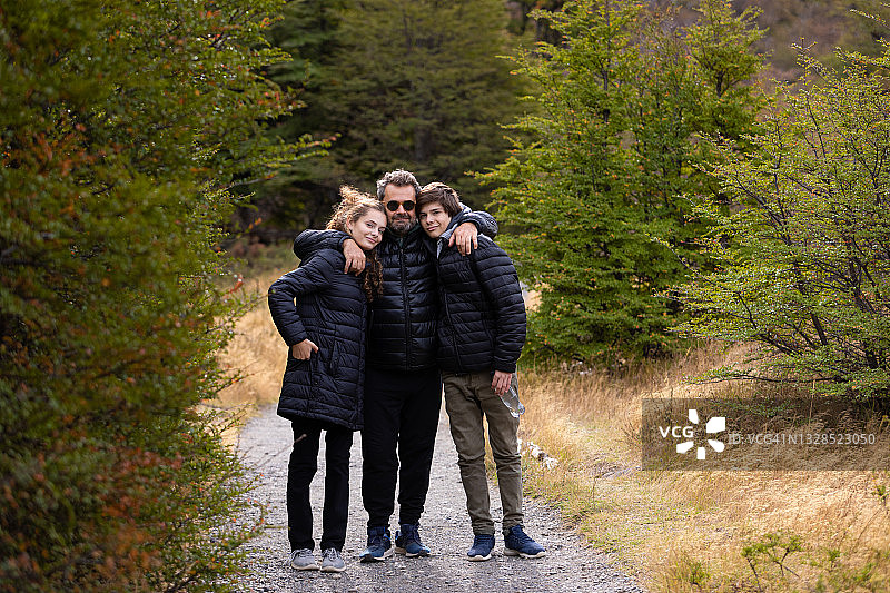 在巴塔哥尼亚的父亲和两个孩子图片素材