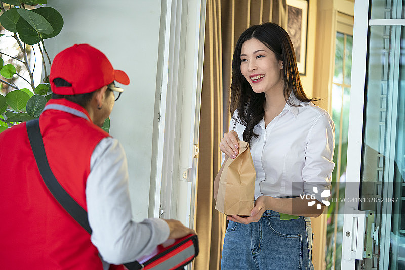 女人接收外卖食品图片素材