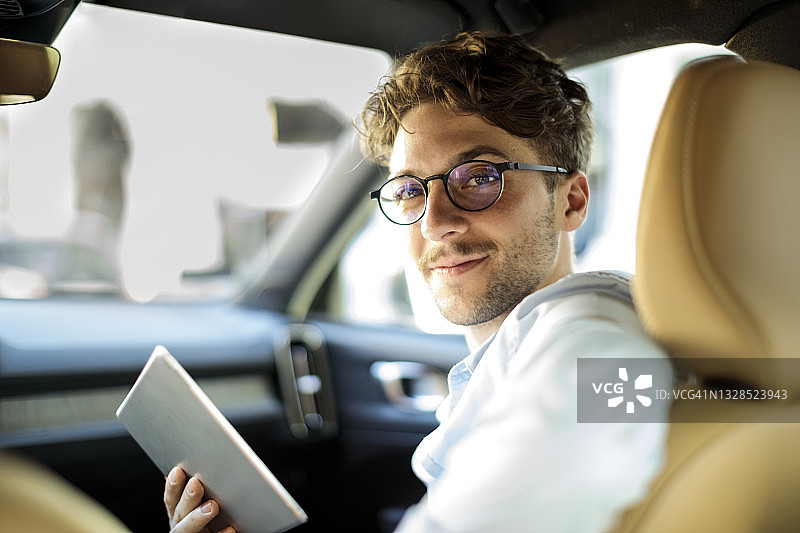 城市中的年轻商人图片素材