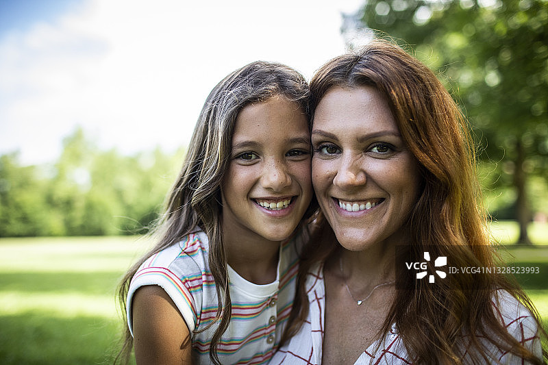 母亲和女儿在公园的肖像图片素材