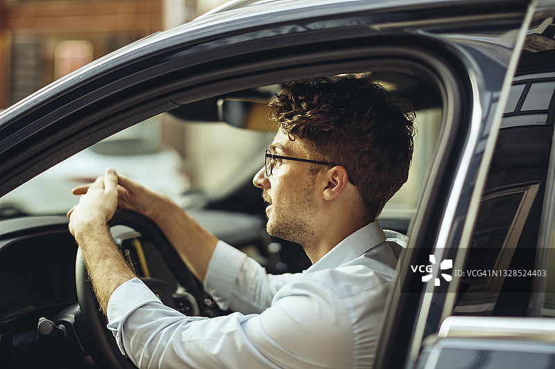 男人开车图片素材