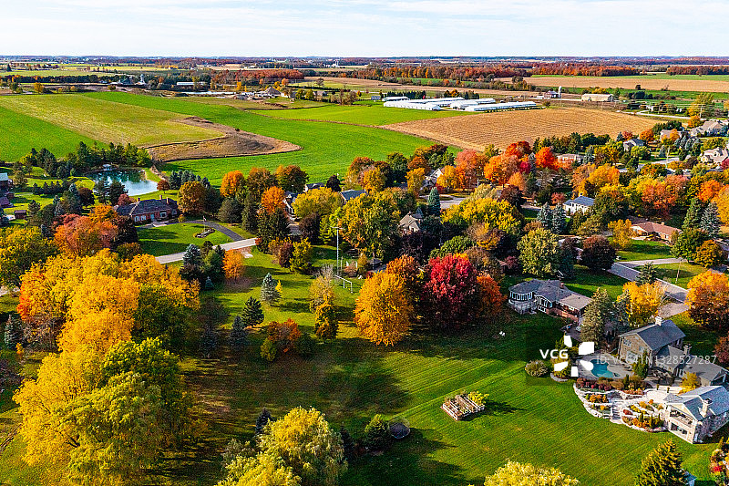 加拿大西蒙特罗斯廊桥和格兰德河空中鸟瞰，近基奇纳 - 亲吻桥图片素材