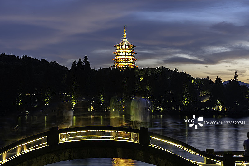 中国杭州西湖雷峰塔日落景观图片素材