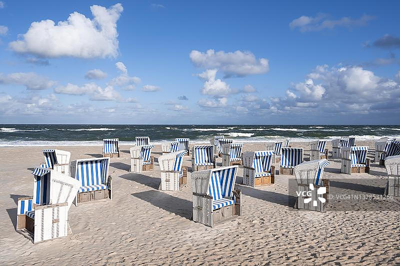 叙尔特岛西海滩的沙滩椅，北弗里西亚岛，北海，北弗里西亚，石勒苏益格-荷尔斯泰因，德国图片素材