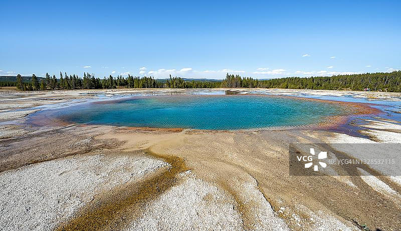 美国黄石国家公园大棱镜泉的彩色矿物蒸汽温泉图片素材
