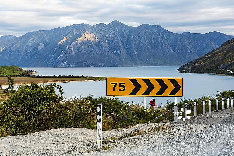 带着相机的男人，哈威亚湖，奥塔哥地区，皇后镇-湖区，新西兰南岛图片素材