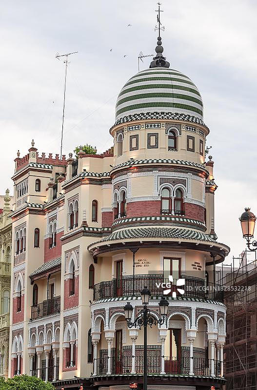 西班牙安达卢西亚塞维利亚宪法大道上的亚德里亚提卡大厦图片素材