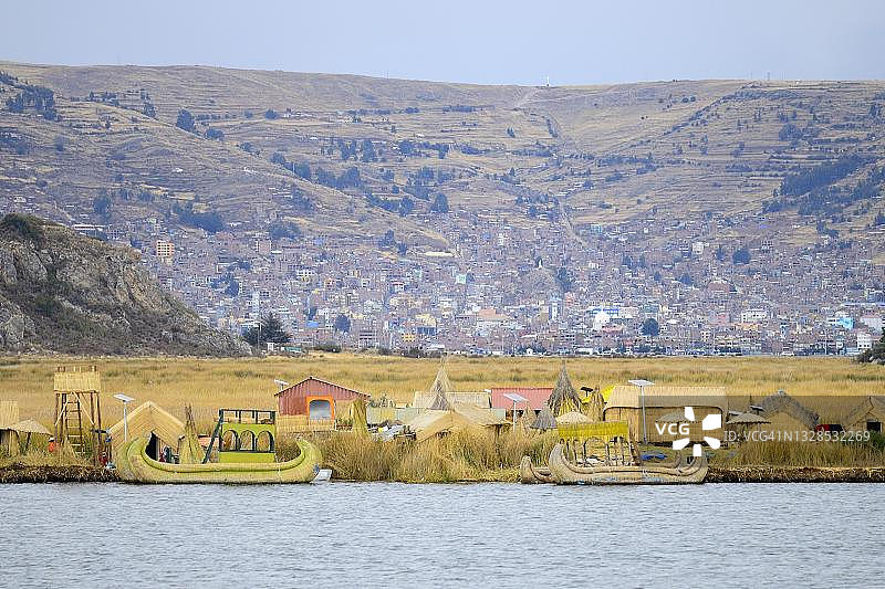 的的喀喀湖乌洛斯漂浮岛和普诺市，秘鲁普诺省图片素材