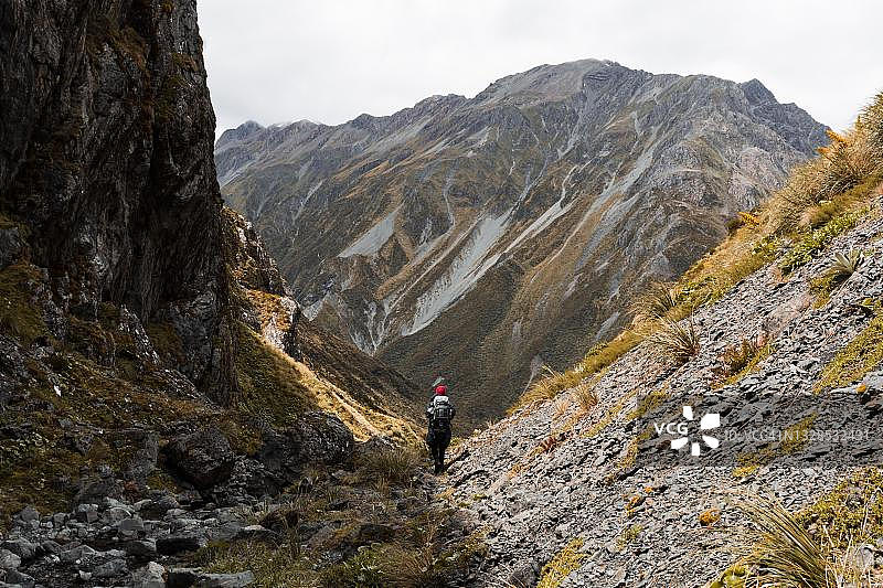 新西兰南岛坎特伯雷塞尔温的亚瑟隘口徒步者图片素材