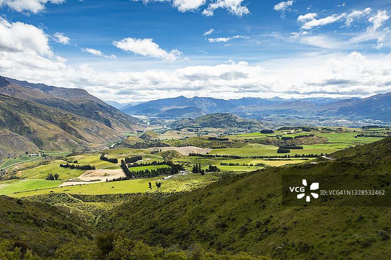 新西兰南岛瓦卡蒂普盆地皇冠山脉风景图片素材