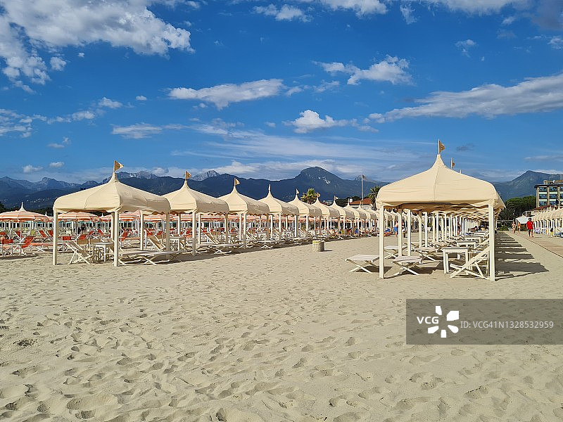 卡马约雷丽都的帐篷，配有日光浴床和椅子图片素材