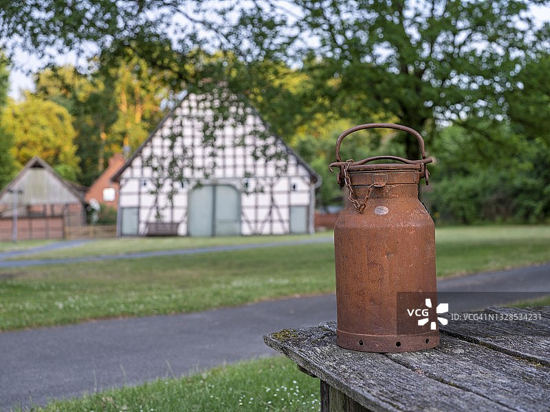 吕贝恩圆形村庄中心的旧牛奶罐，位于德国下萨克森州图片素材