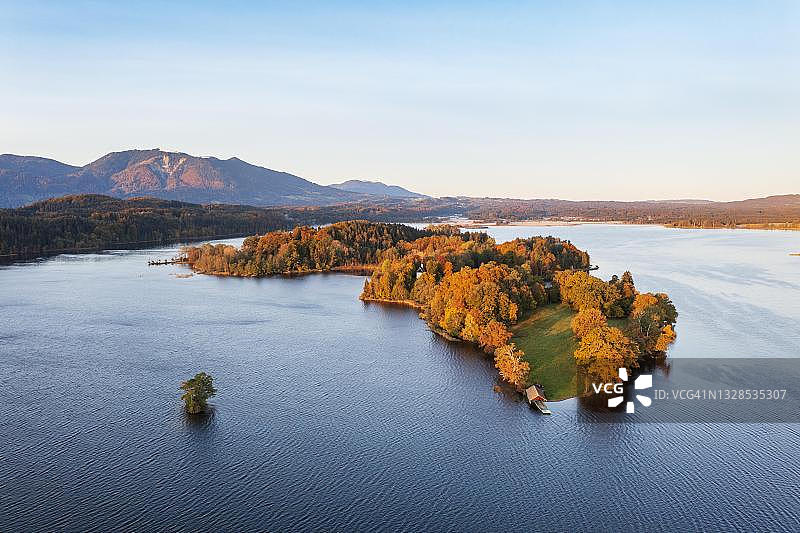 德国巴伐利亚斯塔费尔湖韦尔特岛秋日晨光图片素材
