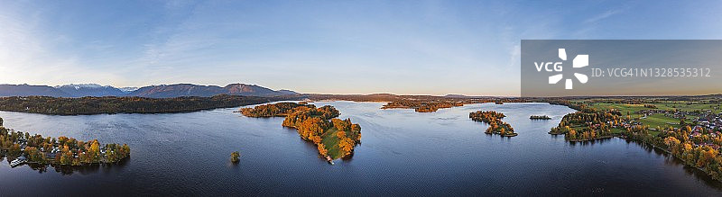 德国巴伐利亚Seehausen am Staffelsee中部岛屿Woerth秋季晨光航拍全景图片素材